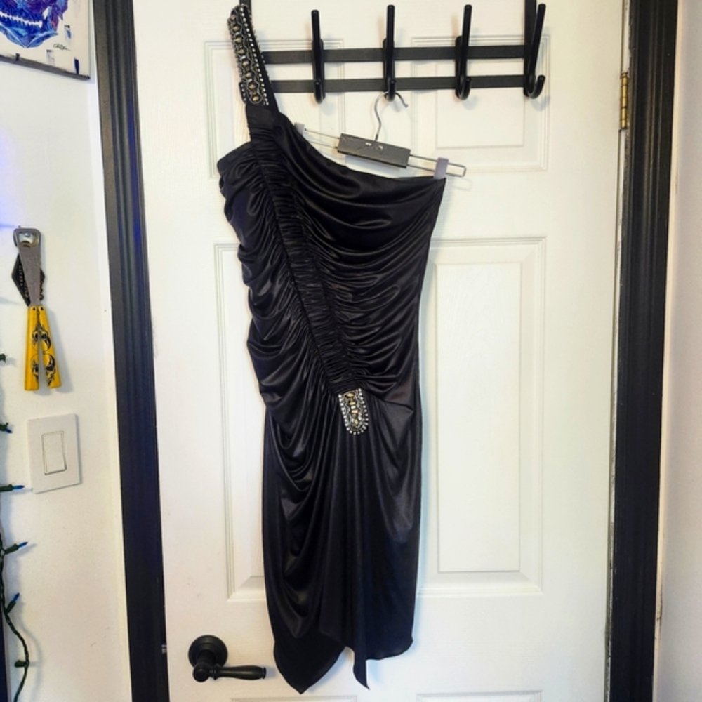 Simon Chang Elegant Black One-Shoulder Dress